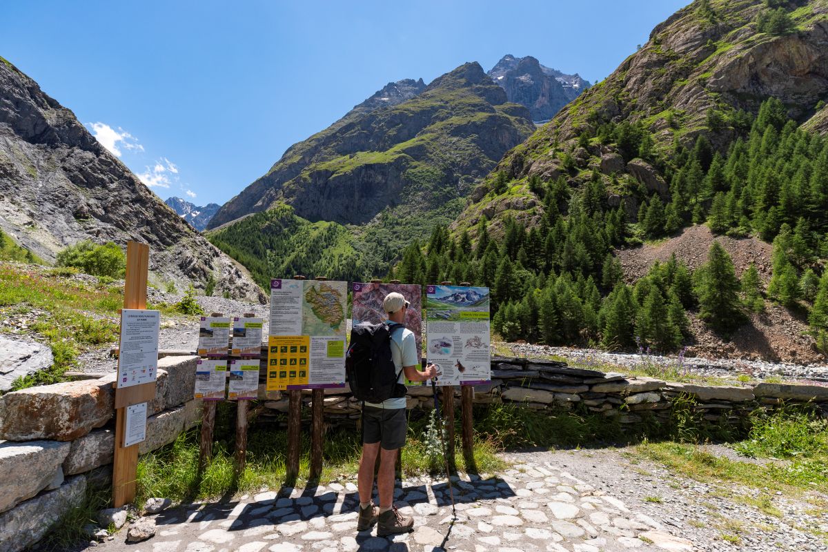 Les triptyqes situés à chaque fois à votre entrée dans le coeur du Parc national des Écrins : informations et conseils essentiels au même endroit © Ariane Fornia Parc national des Écrins