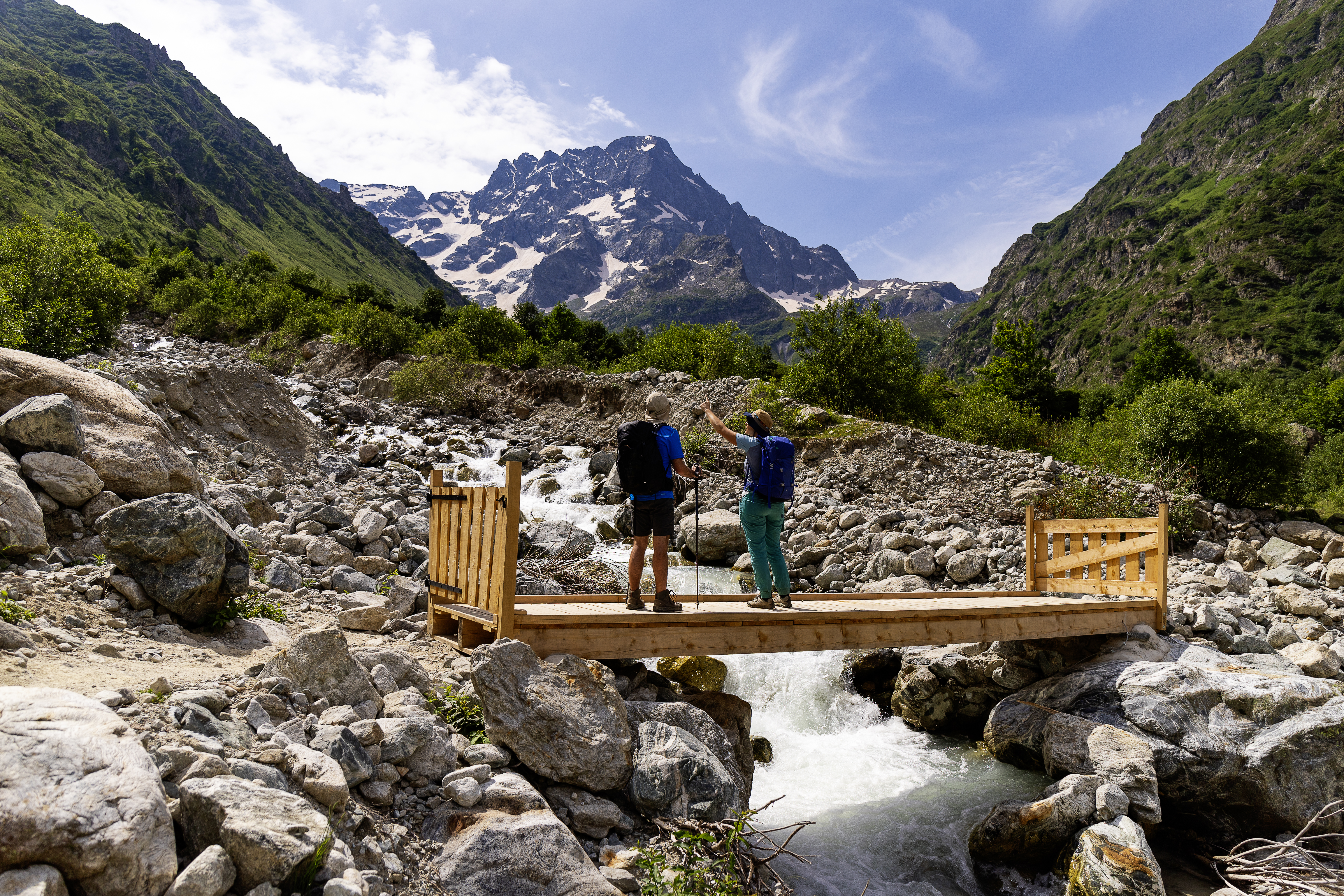 Passerelle pour franchir le torrent en descendant du refuge de Vallonpierre vers le Rif du Sap par le sentier du ministre © Ariane Fornia Parc national des Écrins