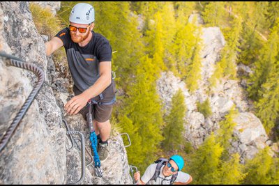 Deux Hommes sur la roche d'une Via Ferrata