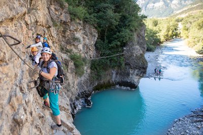 Groupe de personnes sur Via Ferrata devant la Durance