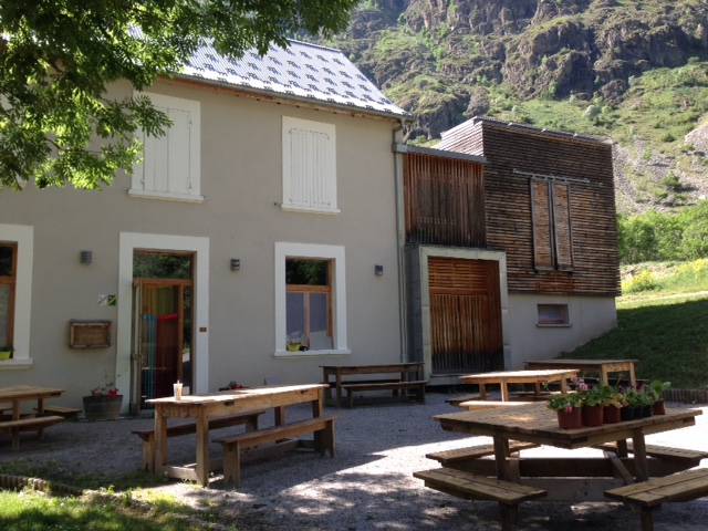 Vue du gîte extérieure, entrée et terrasse