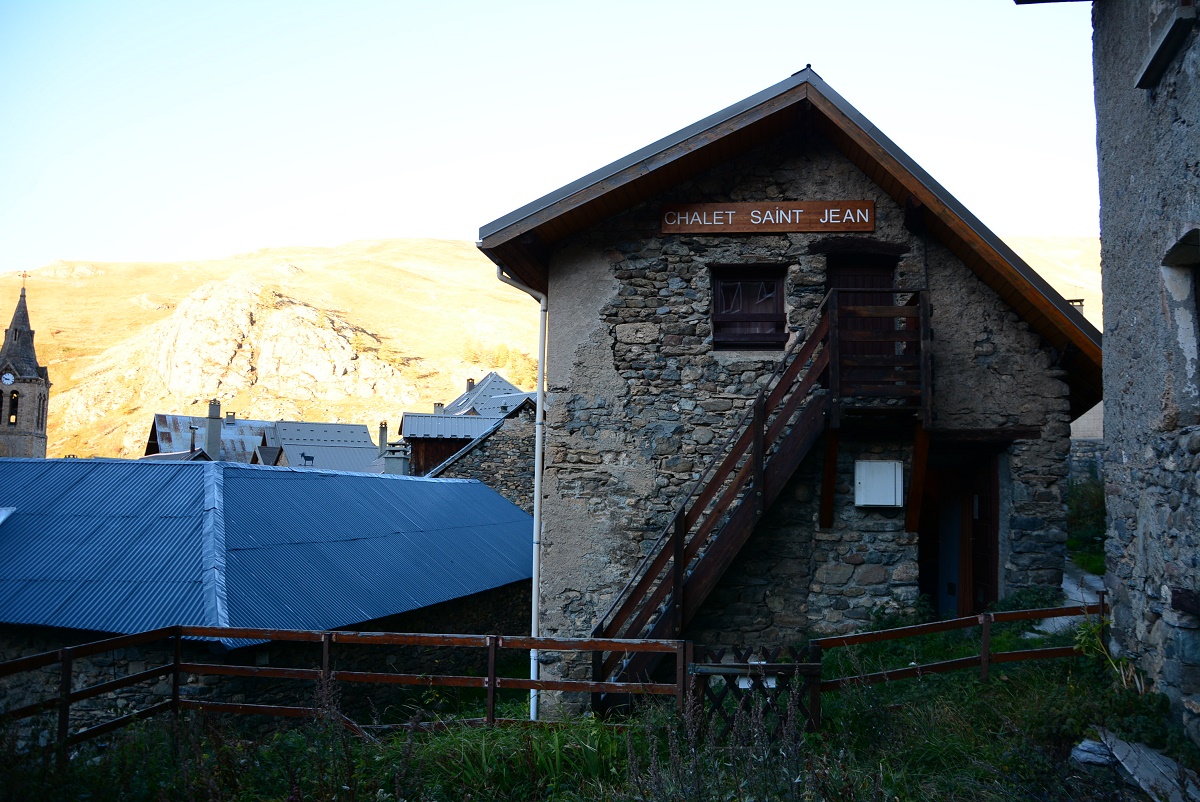 Bâtiment dans le village