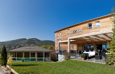 Espace vert a l'arriere d'Ax'Hôtel Hautes-Alpes