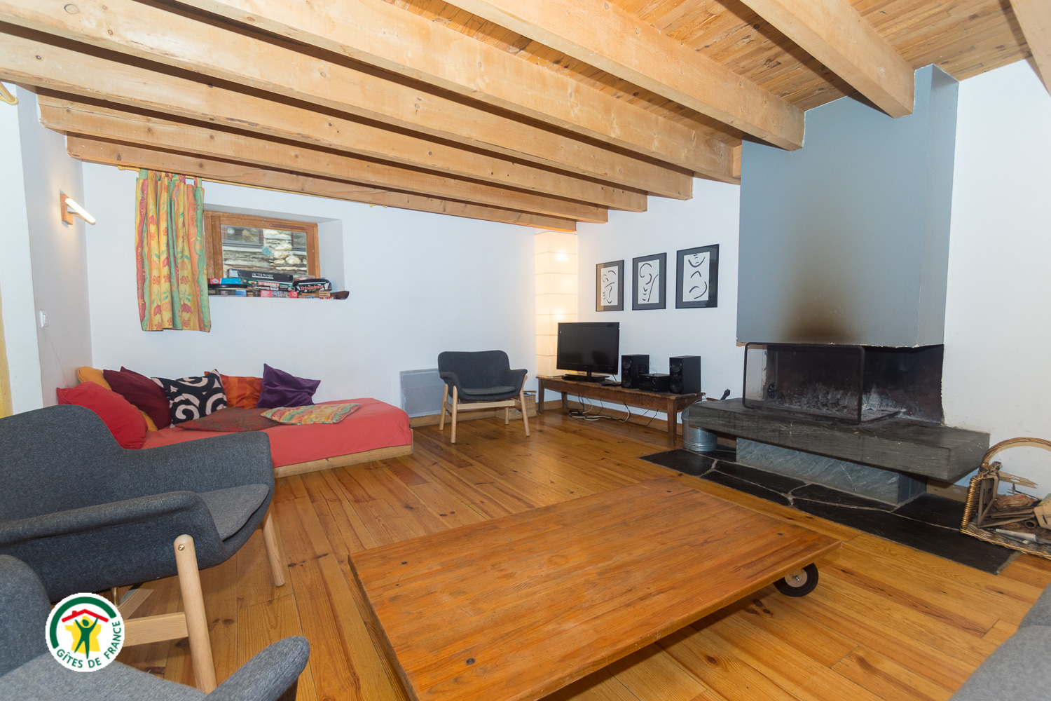 Salon avec TV, cheminée, Hifi et jeux de société