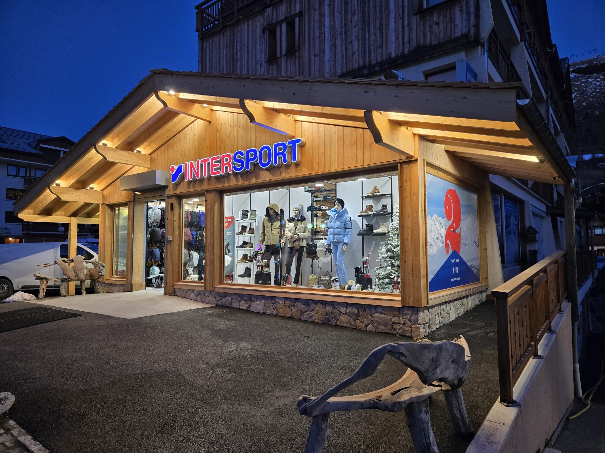 DEVANT MAGASIN