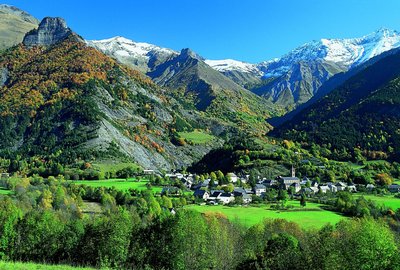 Le village du Périer et ses montagnes à proximité.