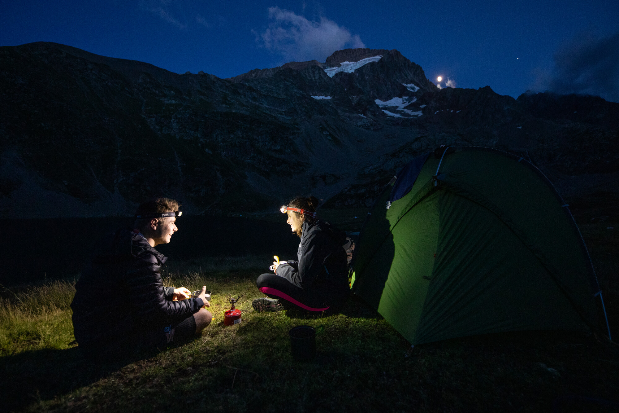 Deux personnes en tente sur la zone de bivouac de la Muzelle