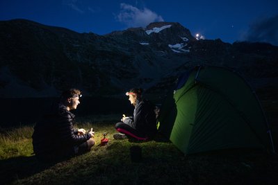 Deux personnes en tente sur la zone de bivouac de la Muzelle