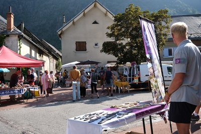 Stand du Parc national des Écrins au marché d'Entraigues