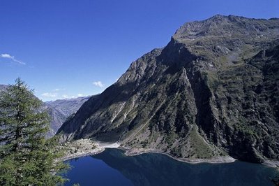 La digue du lac du Lauvitel 