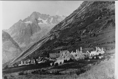 "Hameau de Navette vers 1935, après les premier départs des habitants. Sommet de l'Olan en fond"