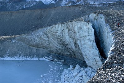 Détachement imminent d'un bloc du glacier