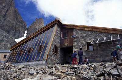 Le mur trombe du refuge Adèle Planchard