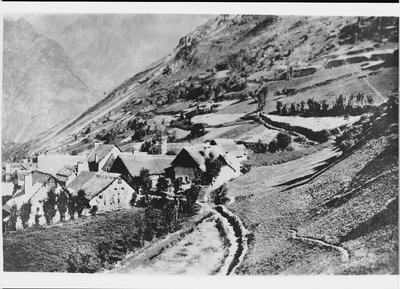 Hameau de Navette Valgaudemar, via clause et champs cultivés en terrasse (1900-1920)