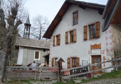 Gîte de l'école et le temple en arrière plan