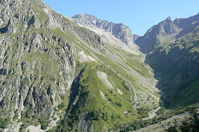 La vue générale sur la faille révèle le contraste des roches