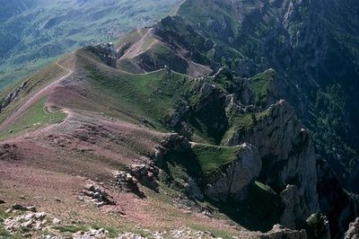 Le sentier sur la crête du Grand Morgon, entre l'Ubaye et le cirque du Morgon 