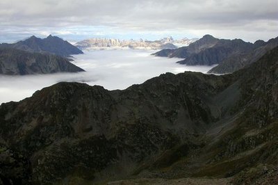 Mer de nuages sur la vallée de La Séveraisse avec au fond l'Obiou au soleil pris du refuge de l'Olan