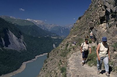 Sur le sentier du refuge des Clots surplombant le lac Chambon