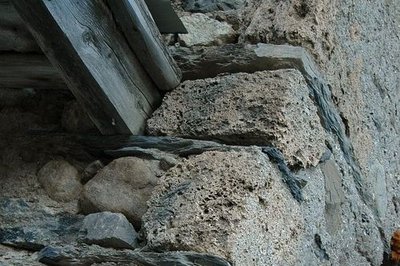 Angle de maison en tuf et en ardoise dans le hameau du Chazelet