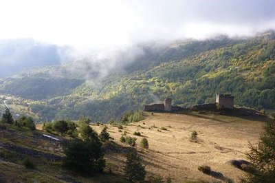 Le fort médiéval et le clot à l'automne - Réallon