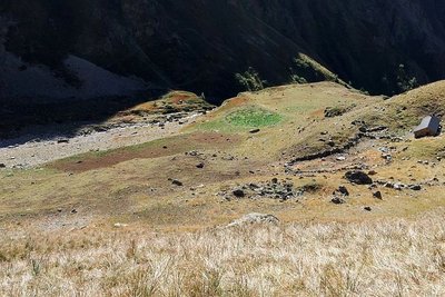 Murets et reposoirs à proximité de la cabane