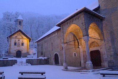 L'église Saint Etienne (à droite) et la chapelle des pénitents (à gauche)