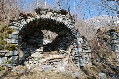 Ruines du hameau des Peines