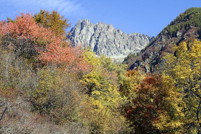 Les Arraches vues depuis le sentier du bois des Peines
