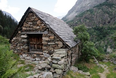 Maison en pierre et toit en ardoise au hameau de la Raja