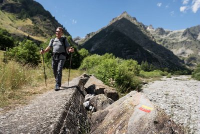 Randonneur sur les bords du Drac Blanc