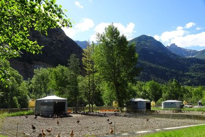 Ferme le long du chemin