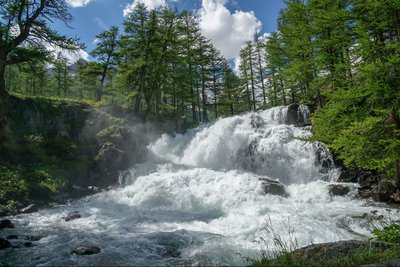 Cascade de Fontcouverte au printemps