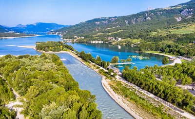 La Durance à sa confluence avec le Lac de Serre-Ponçon, plan d'eau d'Embrun sur la droite