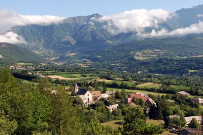 Village du Glaizil et en arrière plan, Aspres-les-Corps et le hameau de la Broue