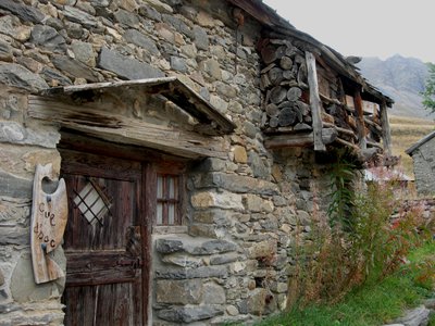 Porte d'une maison en pierre traditionnelle à Valfroide