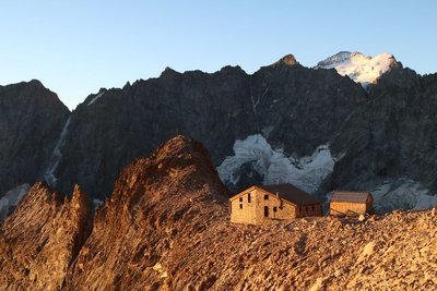 L'ancien et le nouveau bâtiment du refuge Adèle Planchard