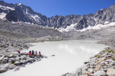 Famille au bord des lacs du glacier d'Arsine