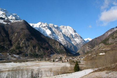 Village et plaine du Périer avec la chaîne du Grand Armet