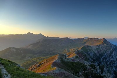 Levé de soleil sur la crête du Morgon