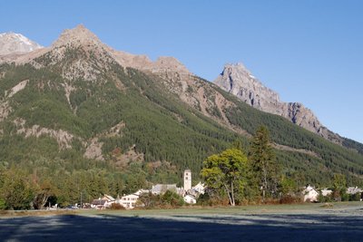 Lever de soleil en début d'automne sur le village du Casset