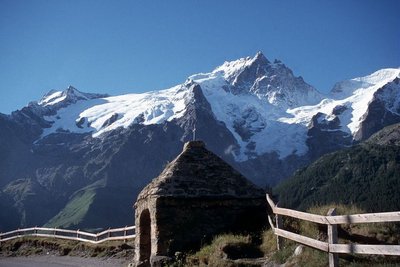 L'oratoire du Chazelet devant la Meije face Nord