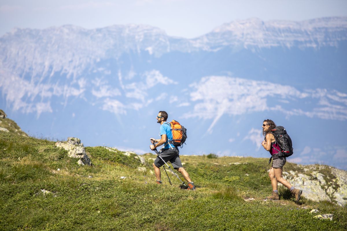 Couple de randonneurs sur le Plateau du Taillefer