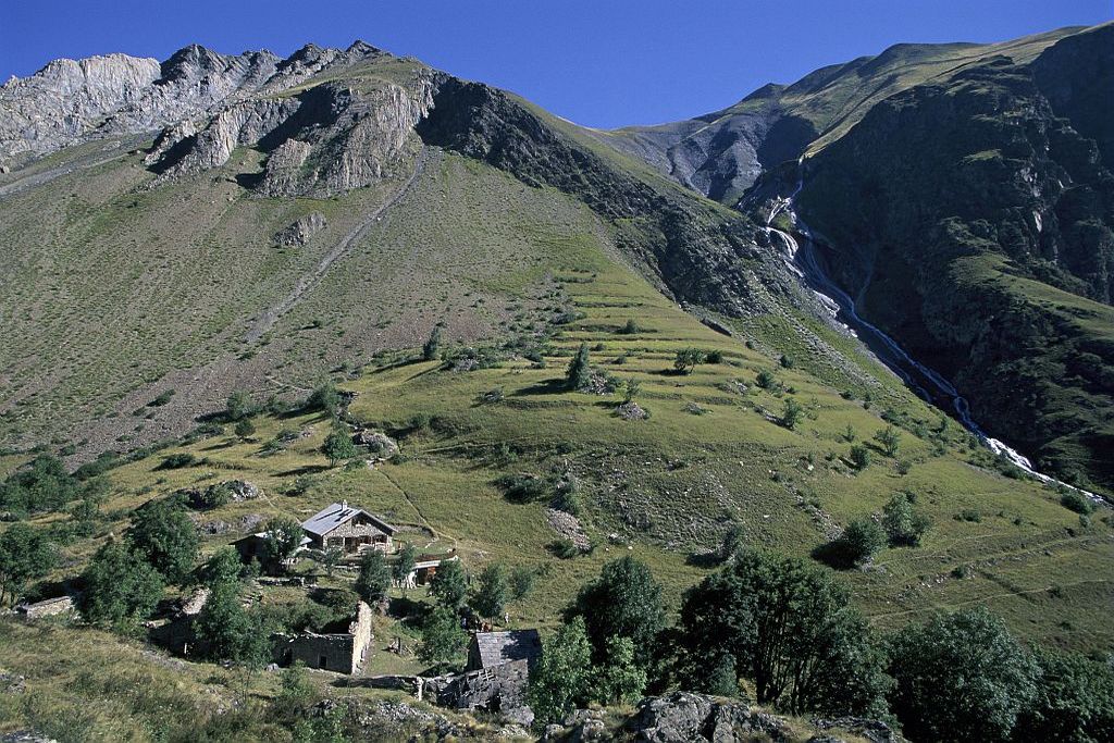 Refuge des Clots et l'ancien hameau