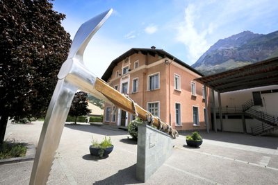 Piolet devant la mairie de L'Argentière-La Bessée