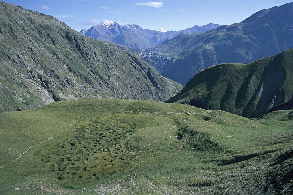 Les tourbières, au fond les Deux-Alpes et les Grandes Rousses