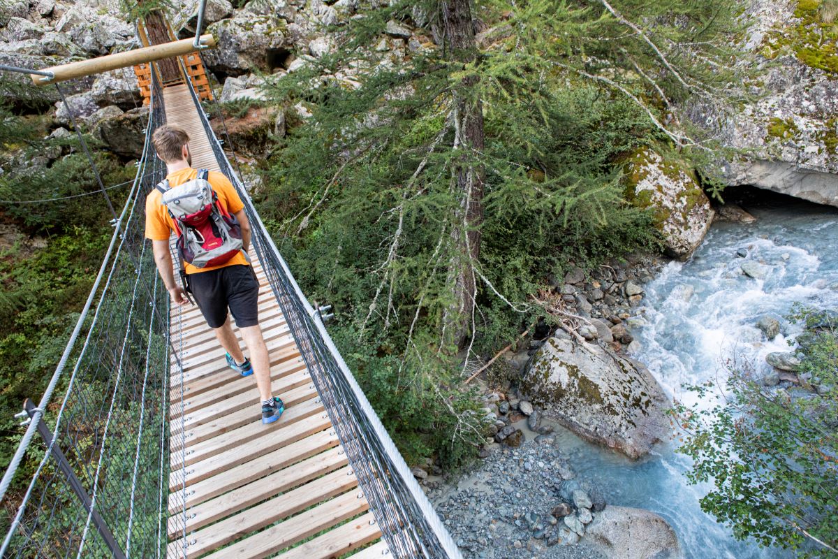 Sur la passerelle suspendue de Clapouse