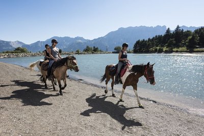 Randonneurs au bord du lac de Roaffan