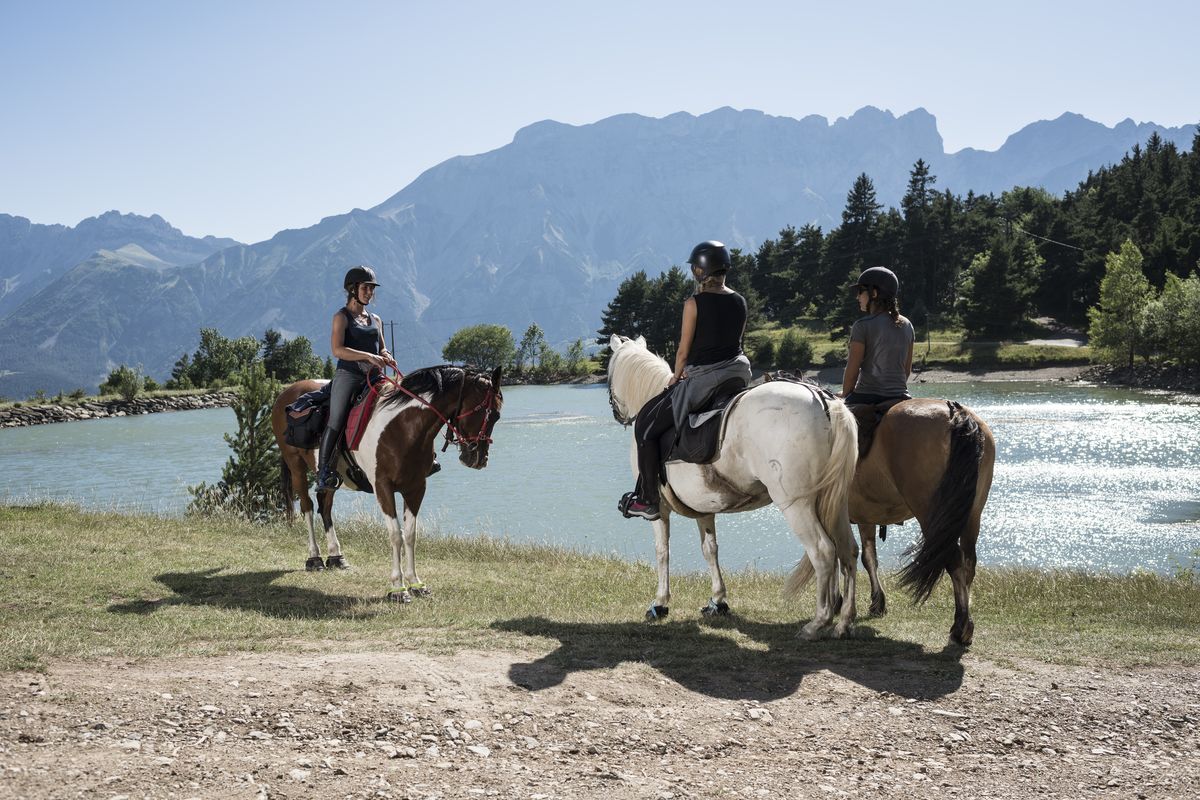 Cavaliers au bord du lac de Roaffan