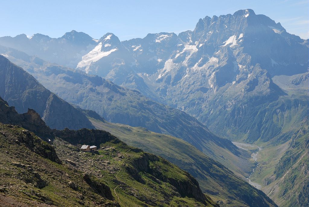 Vue depuis le refuge du pigeonnier sur le Chabournéou et le Sirac